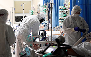 W szpitalach rośnie liczba łóżek i pacjentów chorych na COVID-19